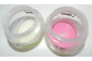 Lait maternel rose vif