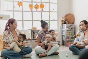 Un groupe de mamans avec leurs bébés dans une PMI