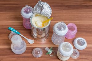 Boite de lait en poudre, avec plusieurs bbiberons, tétines et sucette