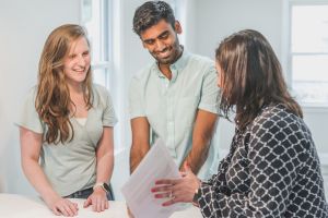 Une professionnel de santé qui conseille des parents de façon objective sur l'allaitement