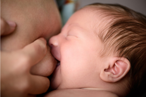 bébé souriant au sein