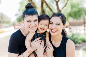 Une famille LGBT avec son bébé