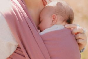 Le peau à peau en écharpe de portage avec bébé