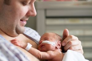 Le peau à peau avec un bébé prématuré favorise l'allaitement.