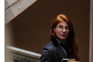 Une professeure dans le couloir qui va tirer son lait