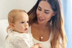une mère qui comble les besoins de son bébé