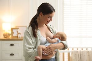 Une mère qui allaite son bébé en souriant