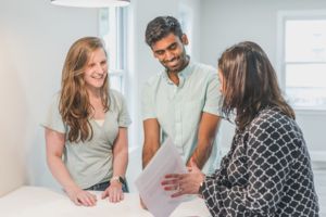 Un père qui est présent à un rendez-vous médical avec sa femme