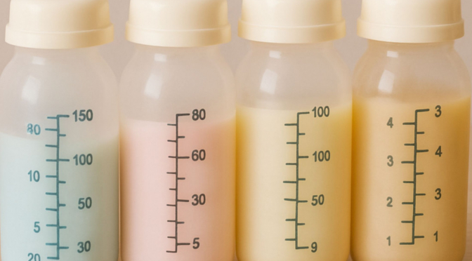 Pourquoi mon lait maternel change-t-il de couleur ?