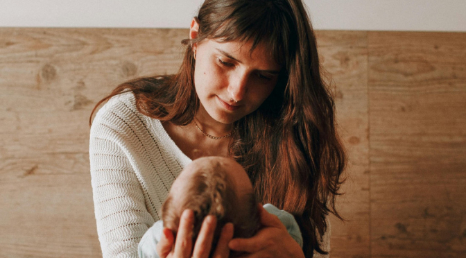 Mère avec son bébé qui se questionne sur son attachement