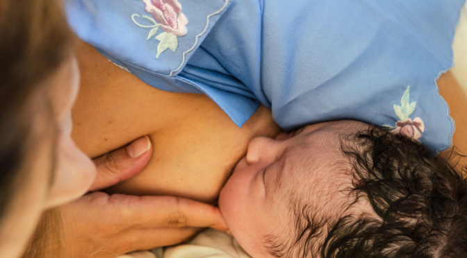 Le colostrum : le premier dialogue biologique entre la mère et son bébé